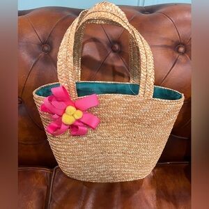 Straw handbags w/flower in GUC